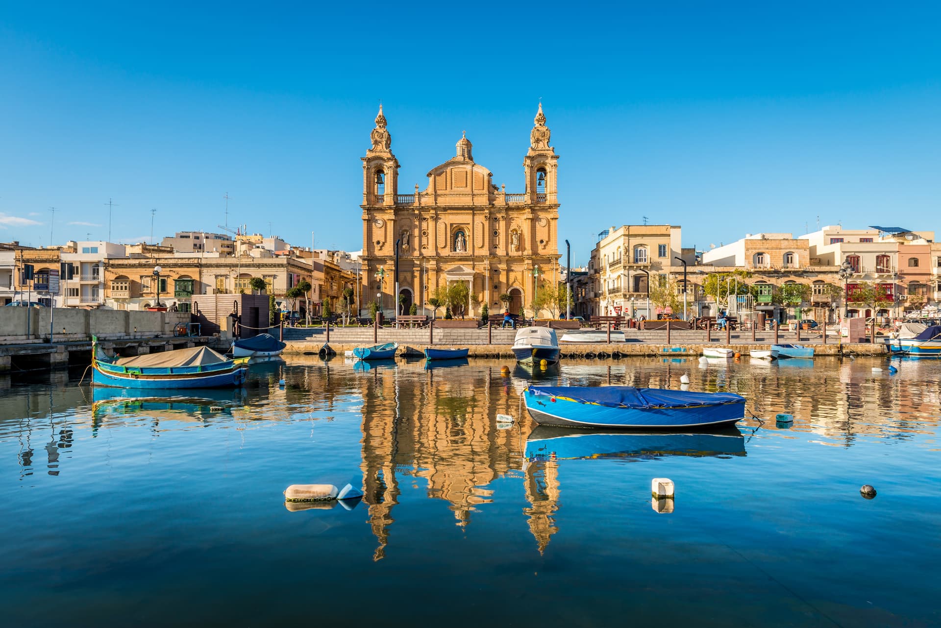 Pfarrkirche Msida mit Luzzu-Booten und Spiegelung im Hafenbecken