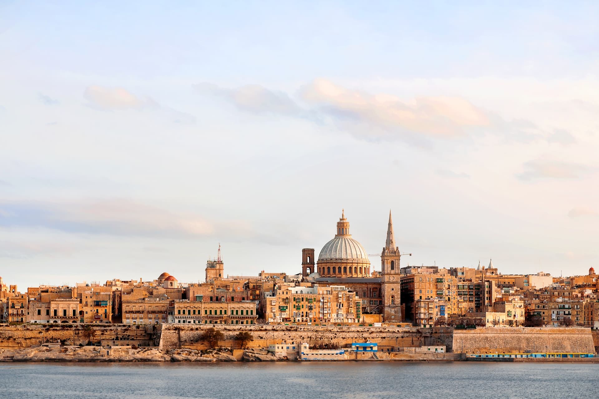 Valletta Skyline mit Karmeliterkirche und St. Paul’s Cathedral am Meer